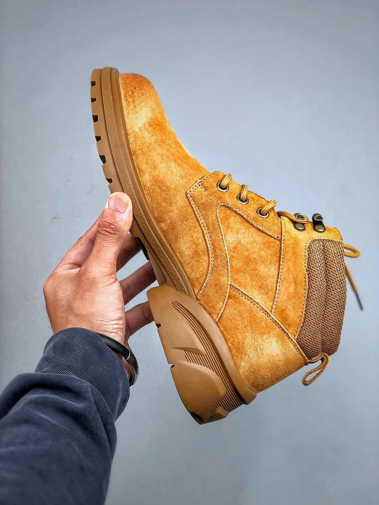 Local self-pickup 💰560 supports store release. New goods 🚀Timberland Timberland outdoor mid-top casual rhubarb boots series. Guangdong factory quality. Original box and original packaging. The fabric is made of Italian 🇮🇹 top-grade frosted fine-grained cowhide. It is paired with anti-odor and anti-corrosion genuine leather latex insoles to give you a perfect wearing experience. High-quality and durable. A must-have for sportsmen. Specially designed to handle handsomeness. High-quality and first-class foot feel. Size: 38-44 (leather shoe size)